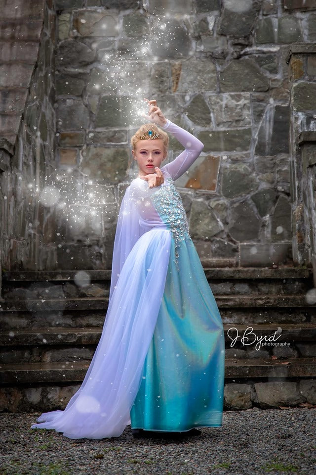 Girls Frozen Inspired Elsa Dazzle Costume Gown With Train | Arkaplan  tasarımları, Ebeveynlik, Doğum günü
